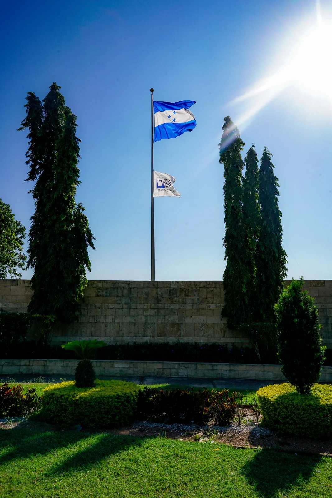 Banderas en el Villanueva Industrial Park