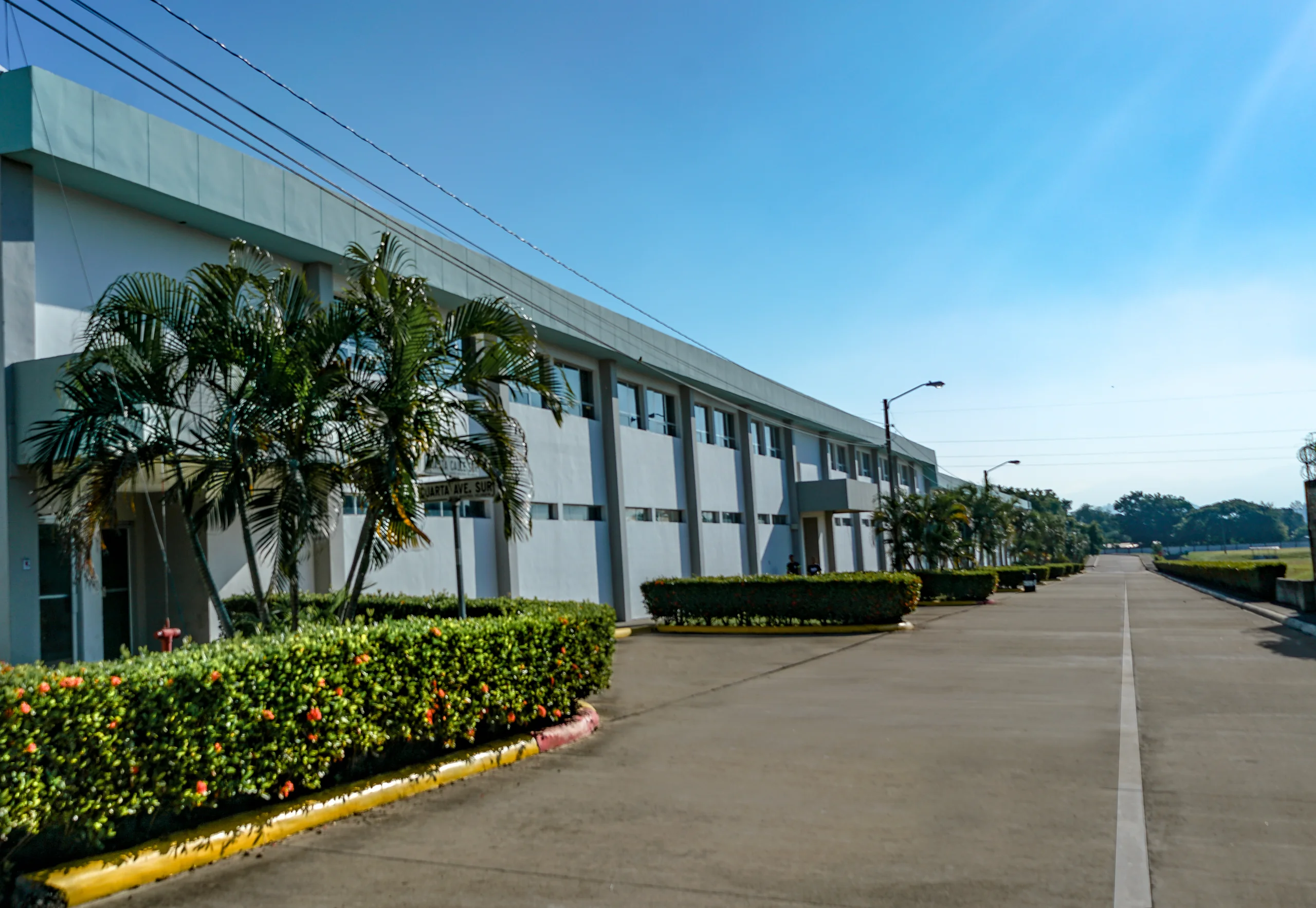 Nave industrial con jardines