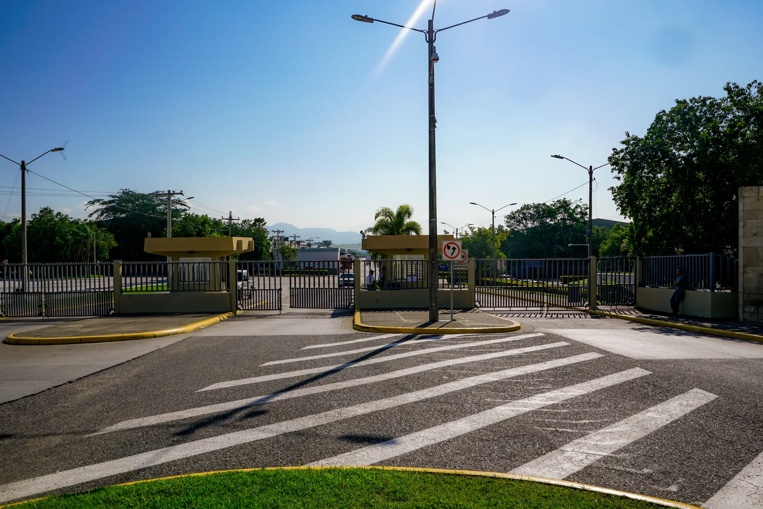 Portón principal